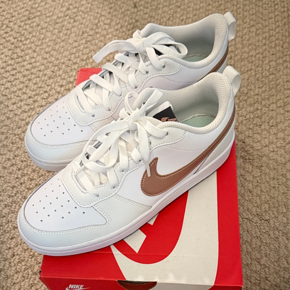 Nike Court Borough Low 2 (gs). 6.5 Y. White/metalic red bronze. NWT